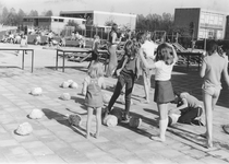 502964 Afbeelding van spelende kinderen op de bouwspeelplaats aan de Van Bijnkershoeklaan te Utrecht.